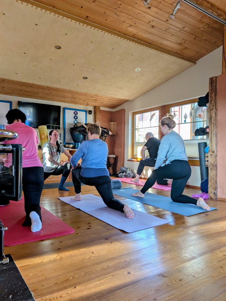 Gruppe beim Yoga-Unterricht