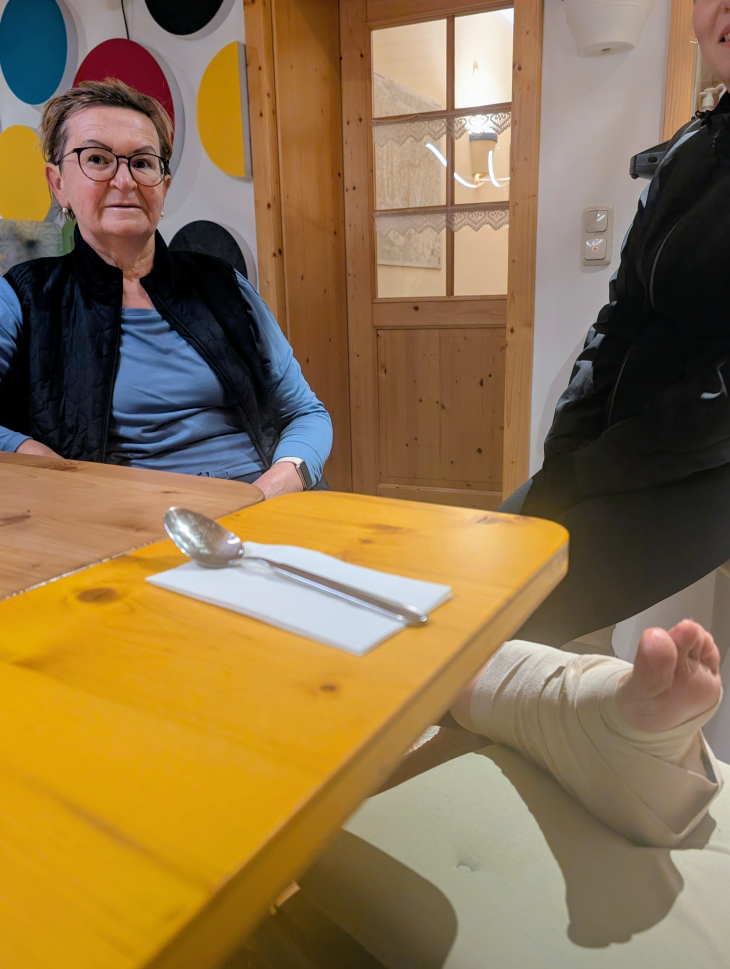 Judith mit eingebundenem Fuß