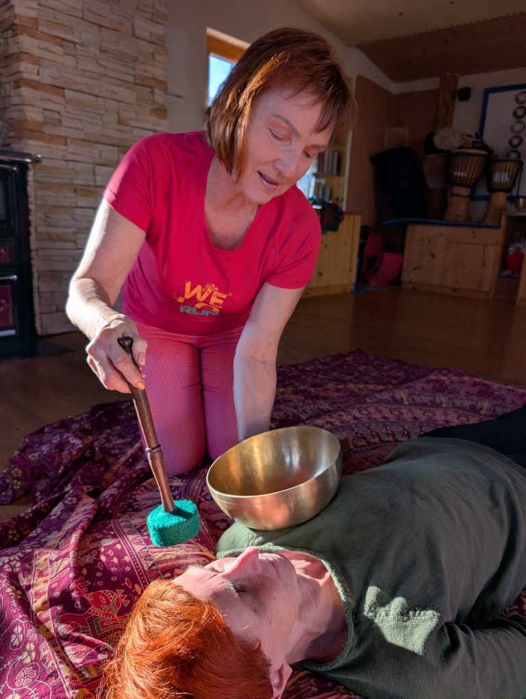 Gabi Uitz mit Klangschale