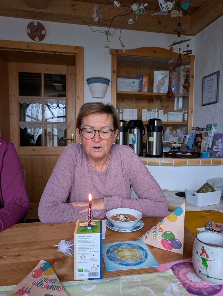 Judith beim Abblasen ihrer Geburtstagskerze