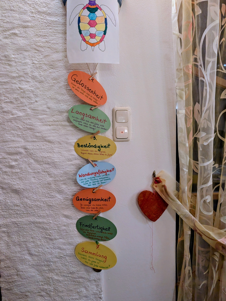 Gelassenheit, Langsamkeit, Beständigkeit, Wandlungsfähigkeit, Genügsamkeit, Friedfertigkeit und Sammlung