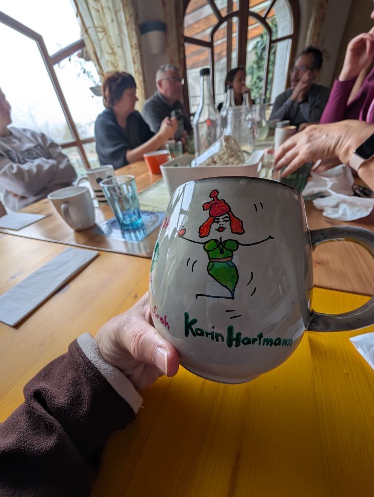 Handbemaltes Häferl. Man sieht darauf Karin Hartmann im Stil von Eva Grof-Rieners "Weiwa"