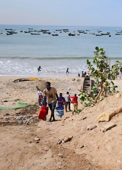 Blick aufs mehr mit vielen Fischerbooten und Fischern