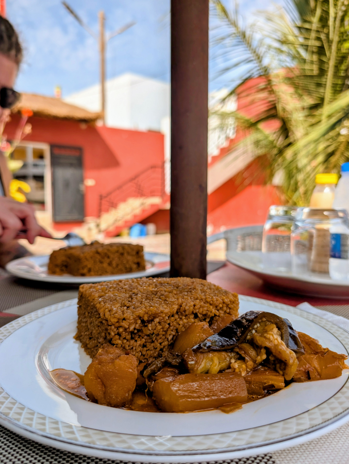 Brauner Reis mit undefinierbarem Gemüse