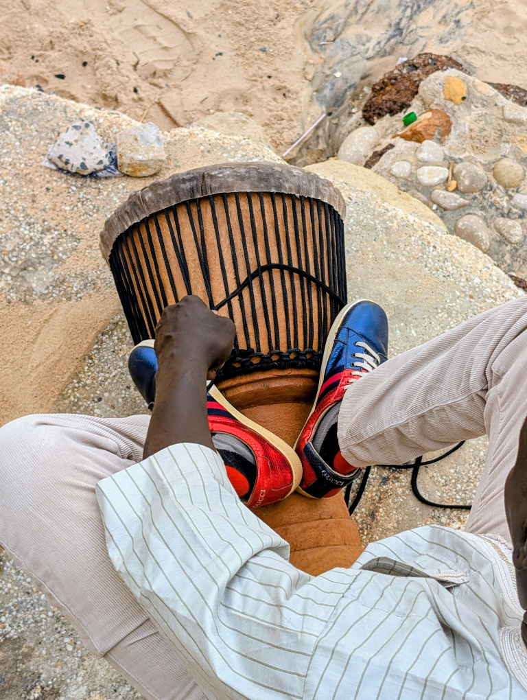 Eine liegende Djembe wird bearbeitet