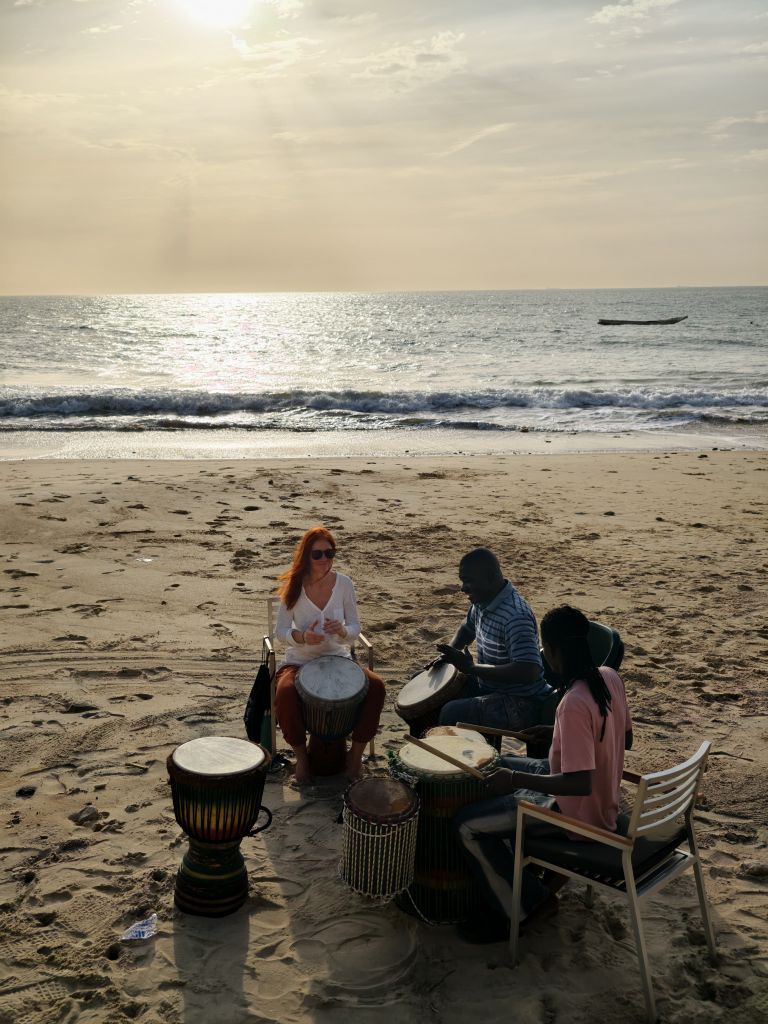 Trommeln am Strand bei Sonnenuntergang