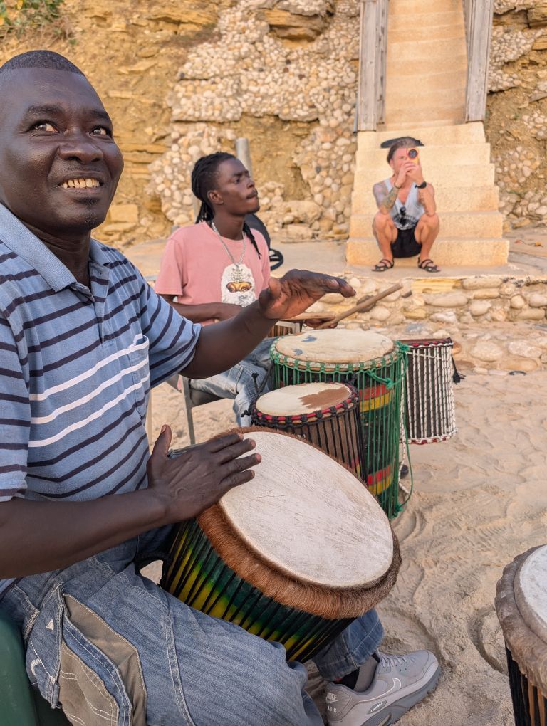 Zwei Afrikaner beim Trommeln