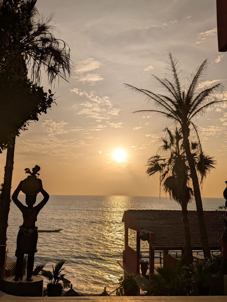 Sonnenuntergang mit Palmen am Strand
