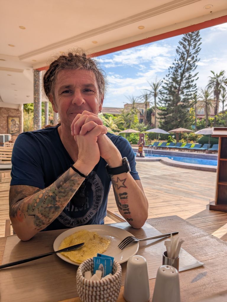 Seppi am Frühstückstisch mit einem Omelett