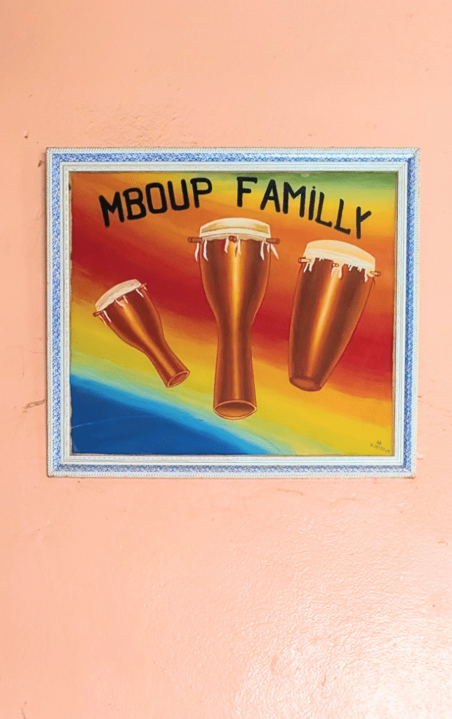 Bild mit 3 Trommeln und Aufschrift "Mboup family"