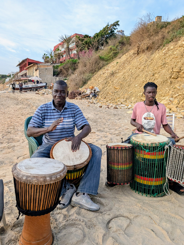 Zwei Afrikaner trommelnd am Strand