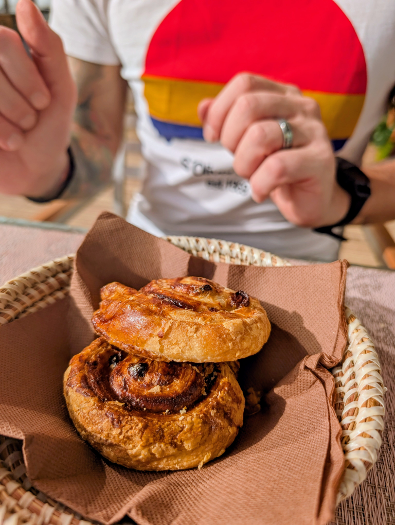 Zwei Zimtschnecken im Körbchen