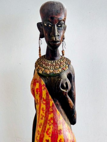 Holzfigur - Frau umfasst ihre Brust