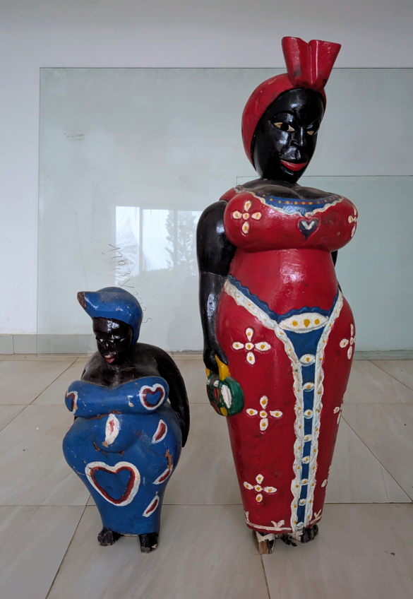 zwei rundliche afrikanische Frauen als Holzfiguren