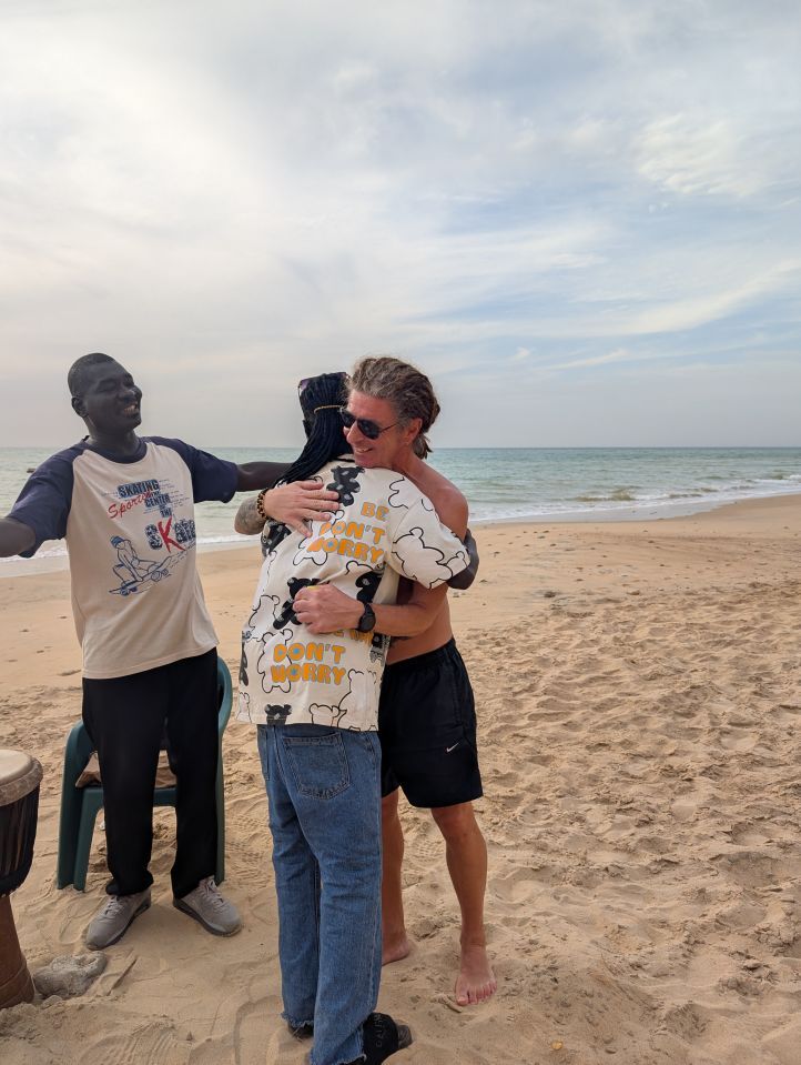 Seppi und Cheikh in Umarmung