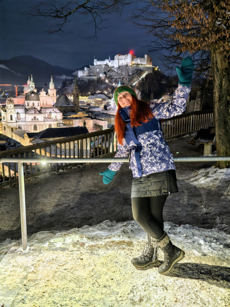 Karin, im Hintergrund Salzburg bei Nacht und die Festung