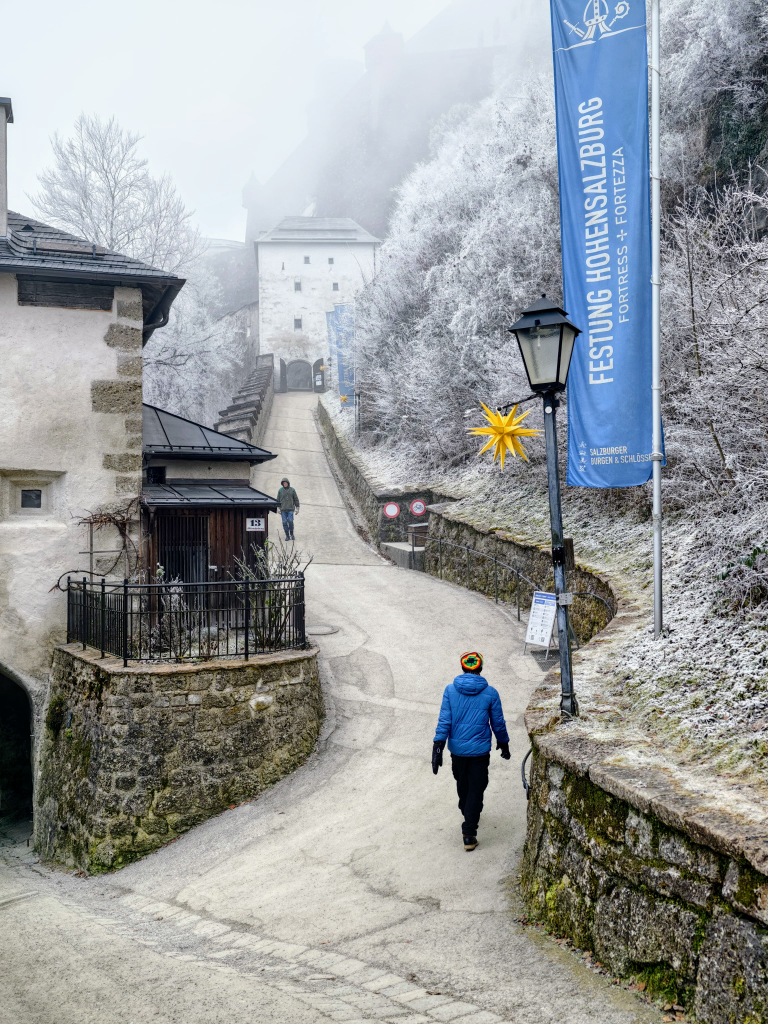 Seppi am Aufgang zur Festung