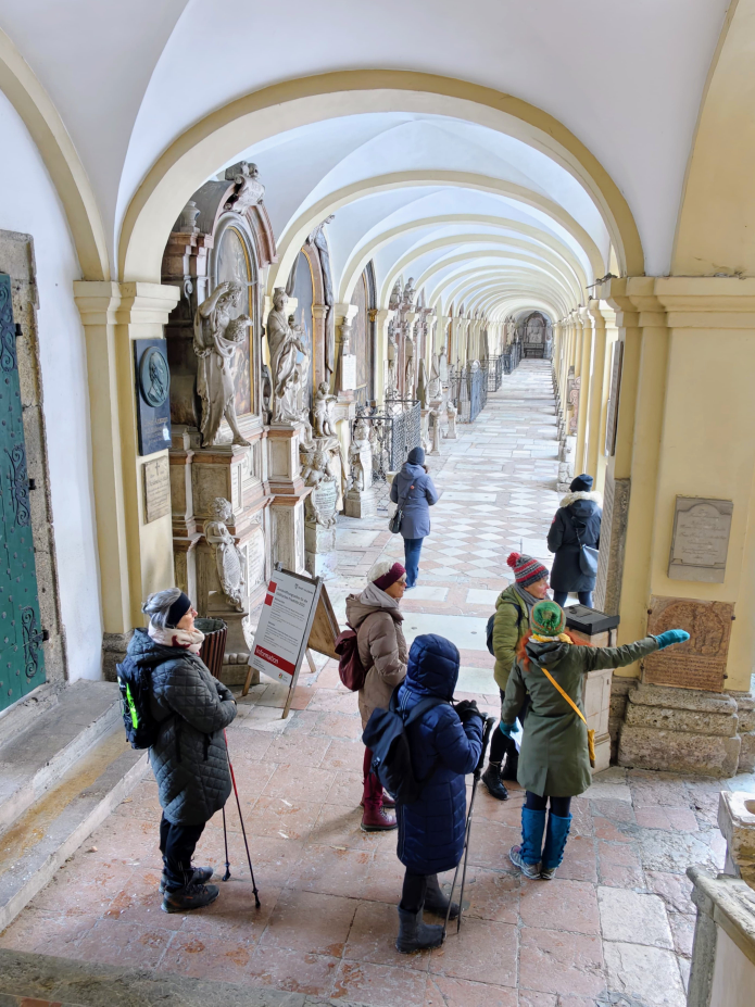 Fastengruppe in den Arkaden des St. Sebastian Friedhof
