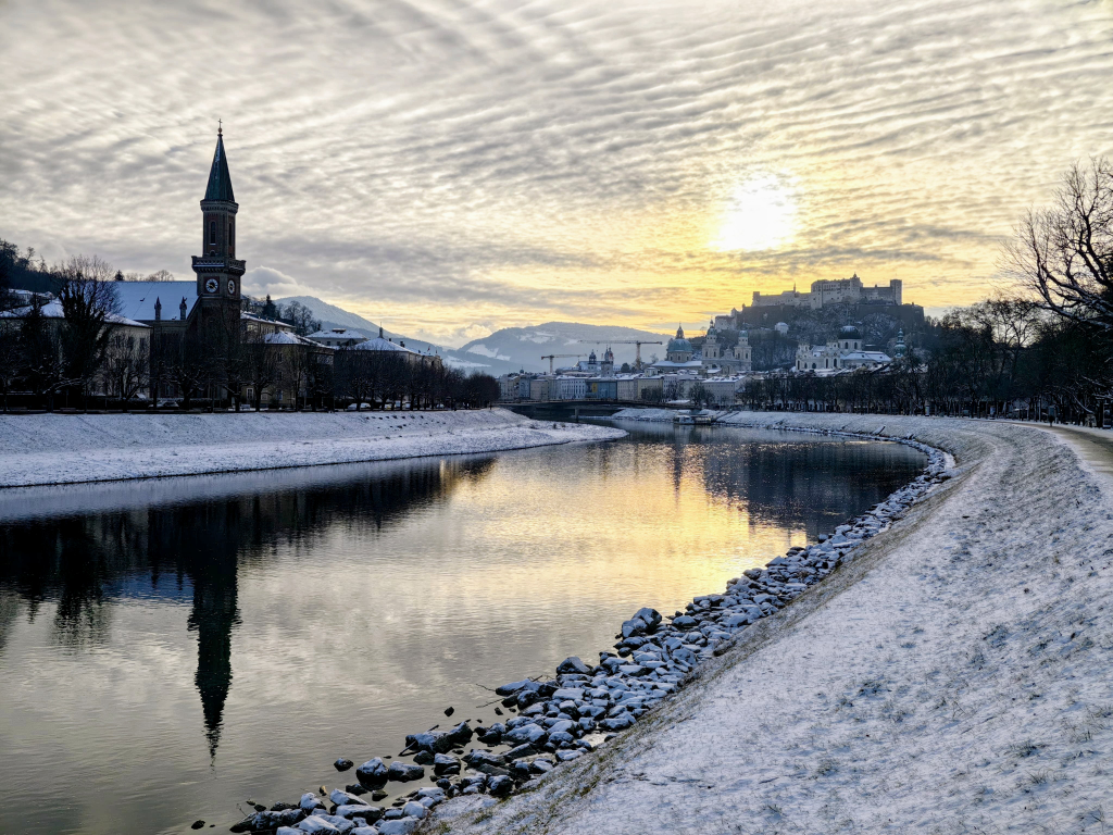 Blick über die Salzach zur Festung mit Morgensonne