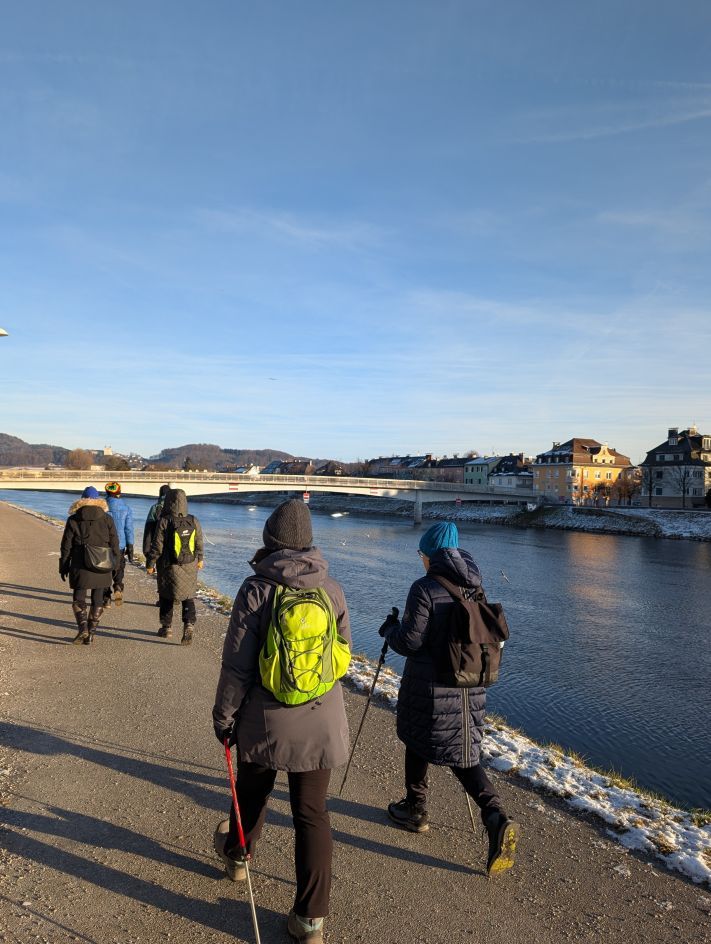 Fastengruppe marschierend entlang der Salzach