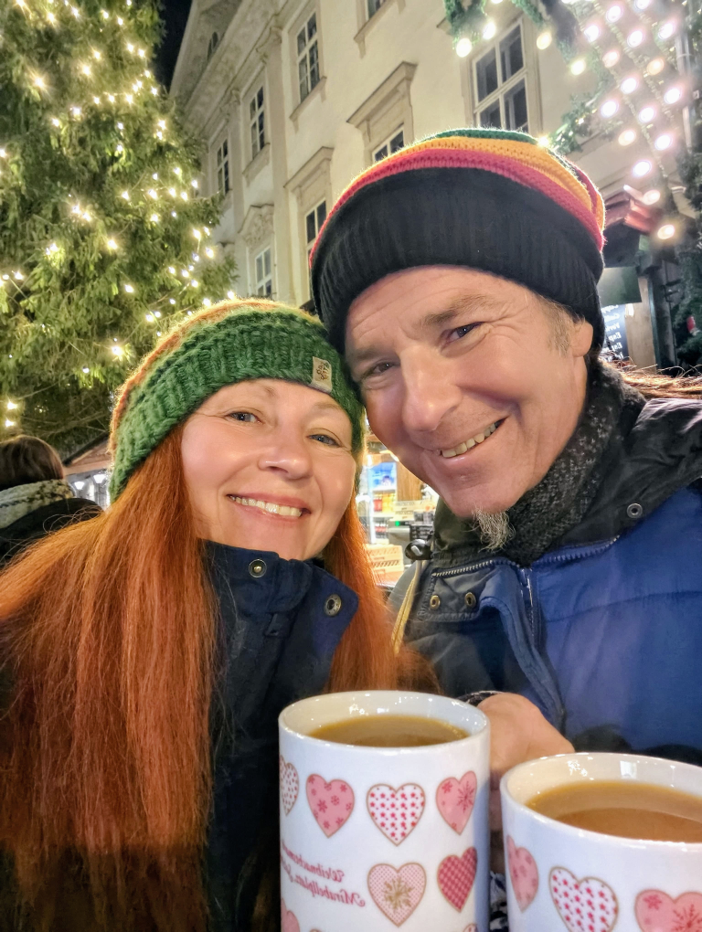 Karin und Seppi mit Herzerlhäferl am Weihnachtsmarkt
