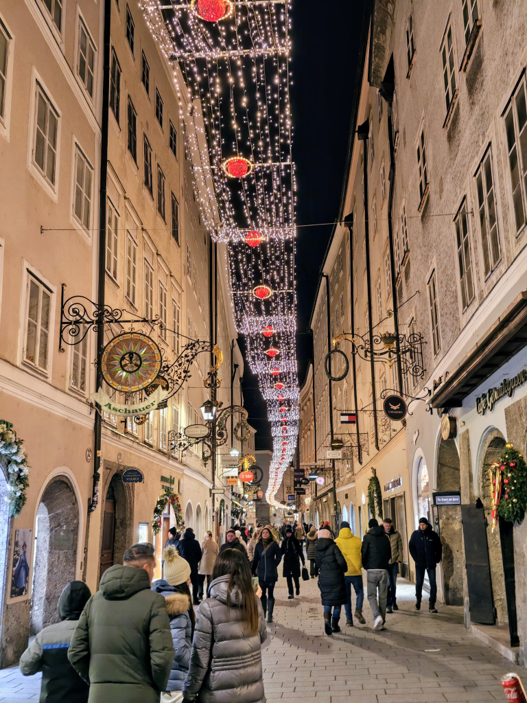 Beleuchtete Getreidegasse am Abend