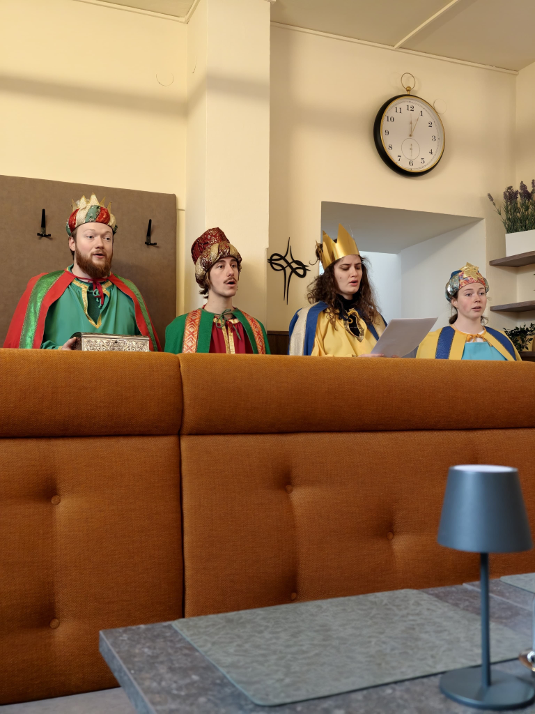 4 singende Sternsinger