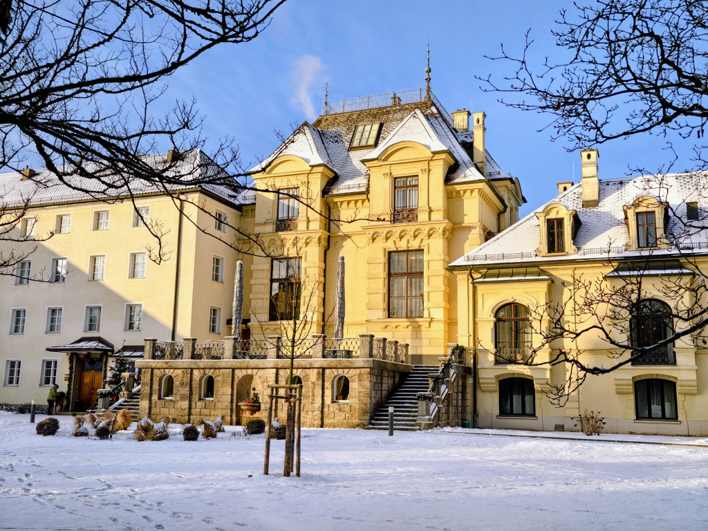 Das Johannes Schlössl bei Tag im Schnee