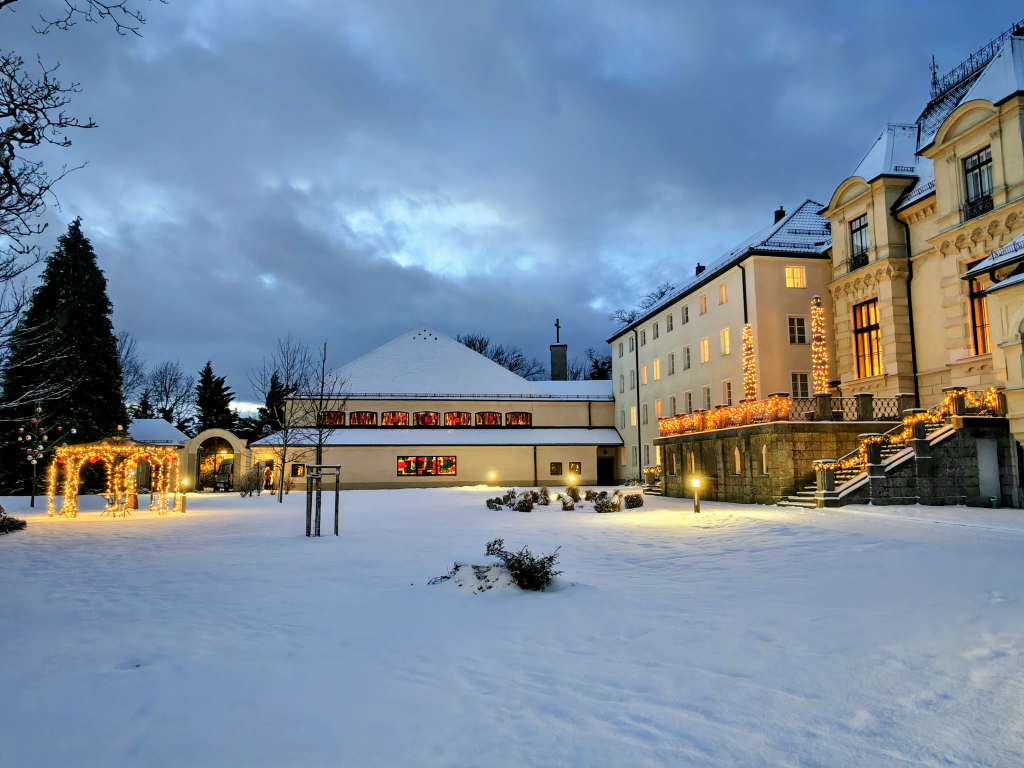 Innenhof des Johannes Schlössls bei Nacht