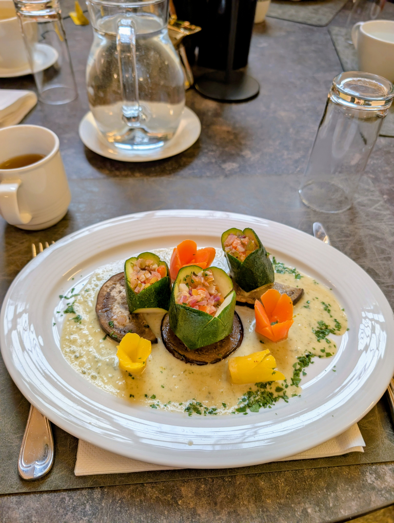 Kunstvoll arrangiertes Gemüsegericht