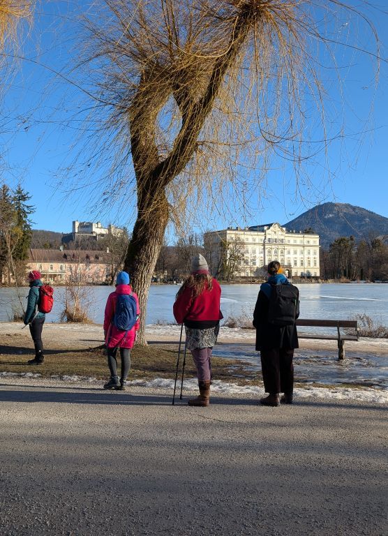 Vier Frauen am Ufer des Leopoldskroner Weiher