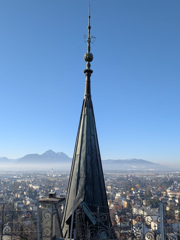 Blick in die Ferne, Turmspitze in der Mitte des Bildes.