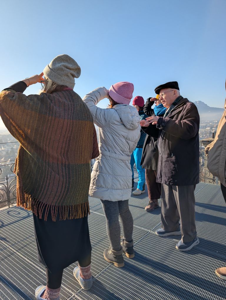 Menschen blicken in die Ferne