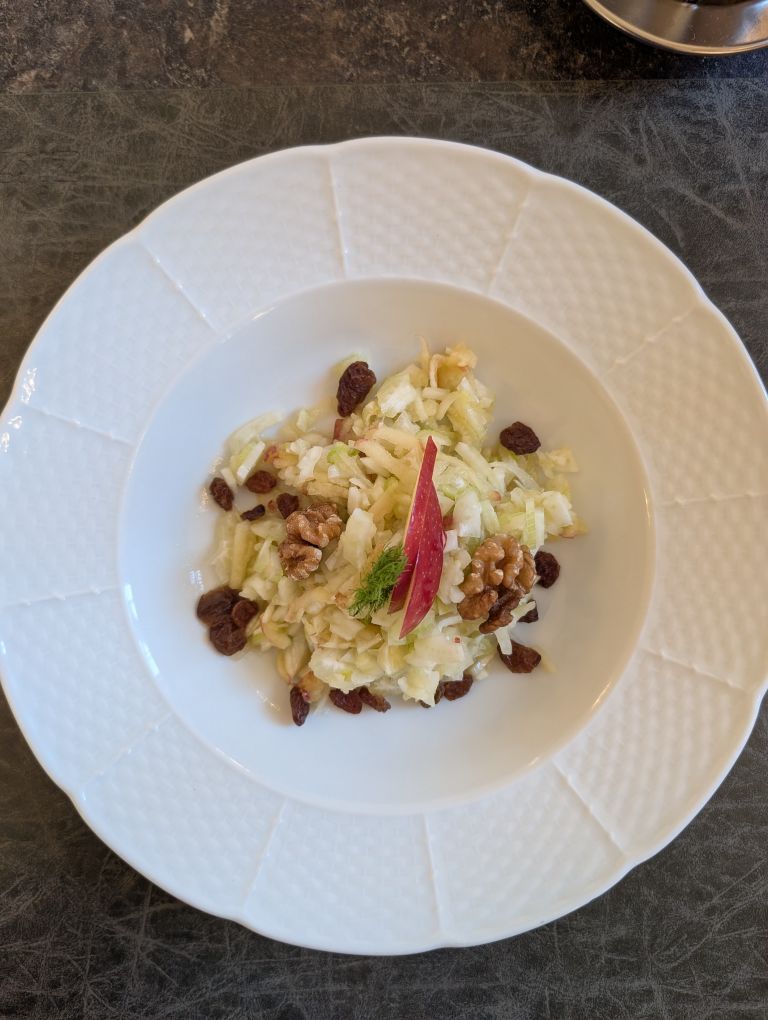 Rohkostsalat in weißem Teller