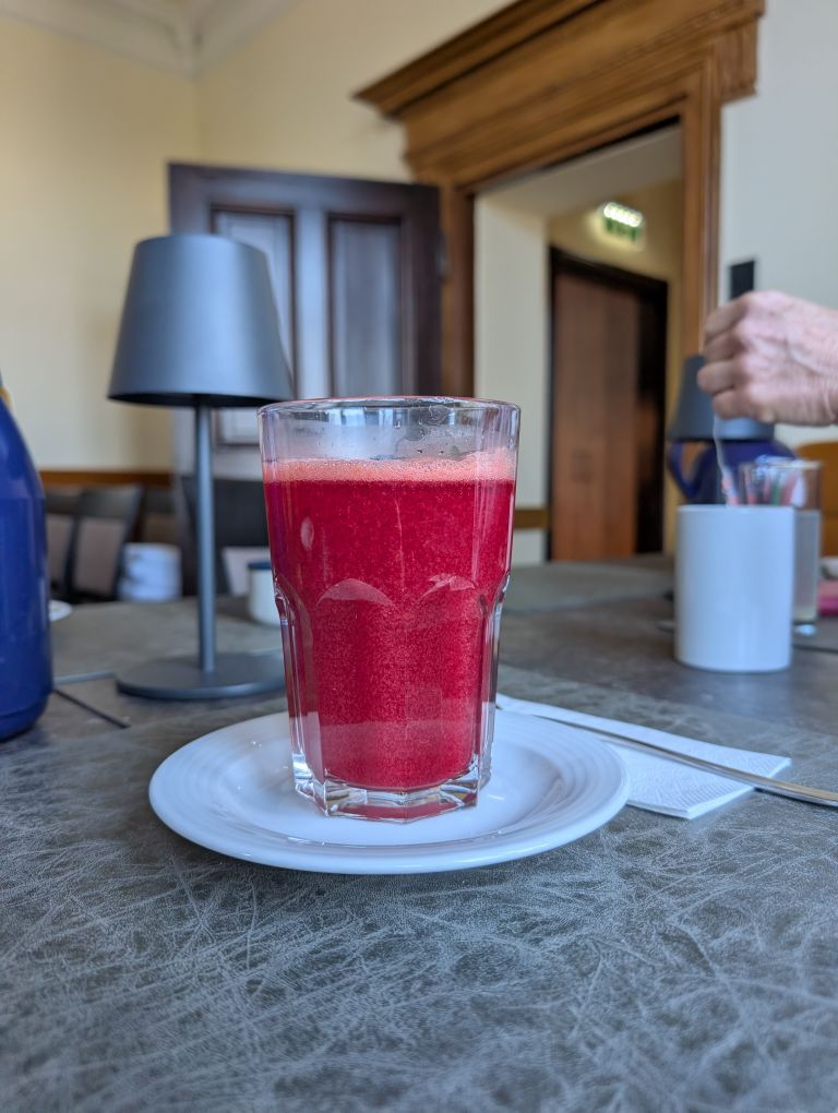 Glas mit rotem Saft