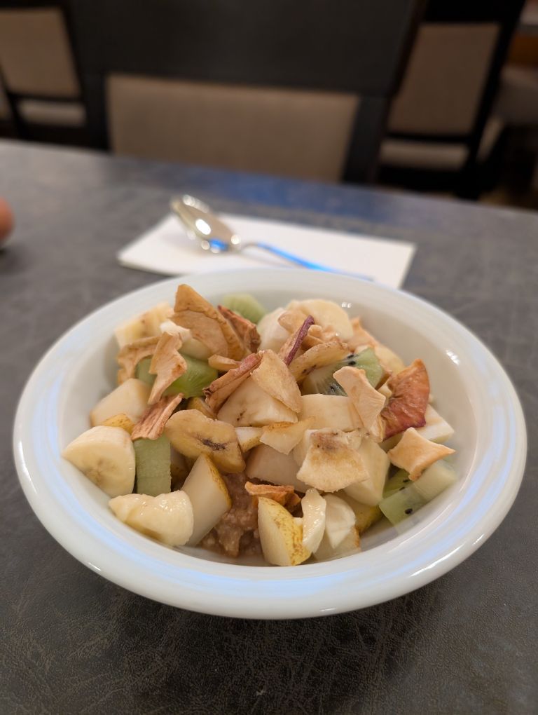 Müslischale mit Obst und Brei