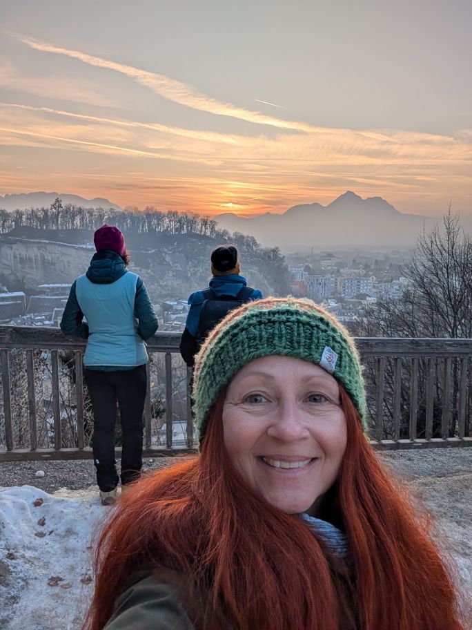 Selfie Karin, mit Sonnenuntergang im Hintergrund