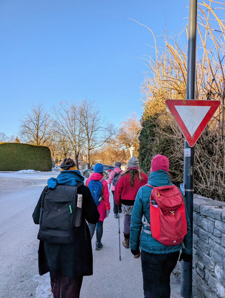 Fastenwandergruppe von hinten mit Vorrang geben-Schild