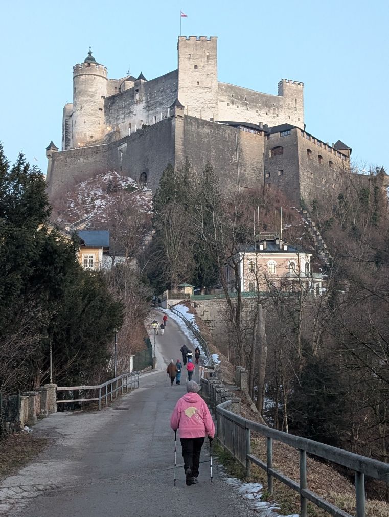 Fastengruppe marschierend von hinten Richtung Festung