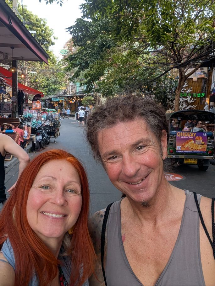Selfie von Karin und Seppi in einer romantischen Straße