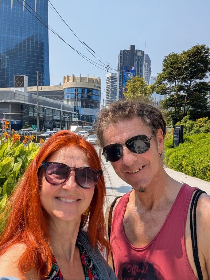 Selfie Karin und Seppi vor modernen Hochhäusern