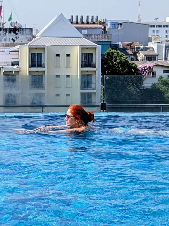 Karin schwimmt in Pool