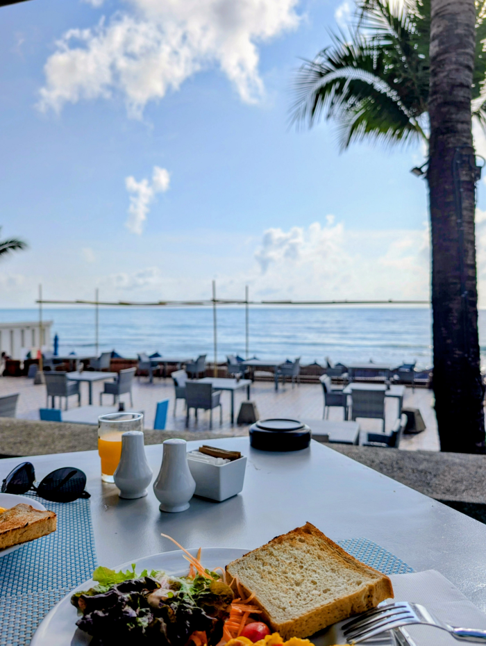 Blick vom Frühstückstisch aufs Meer