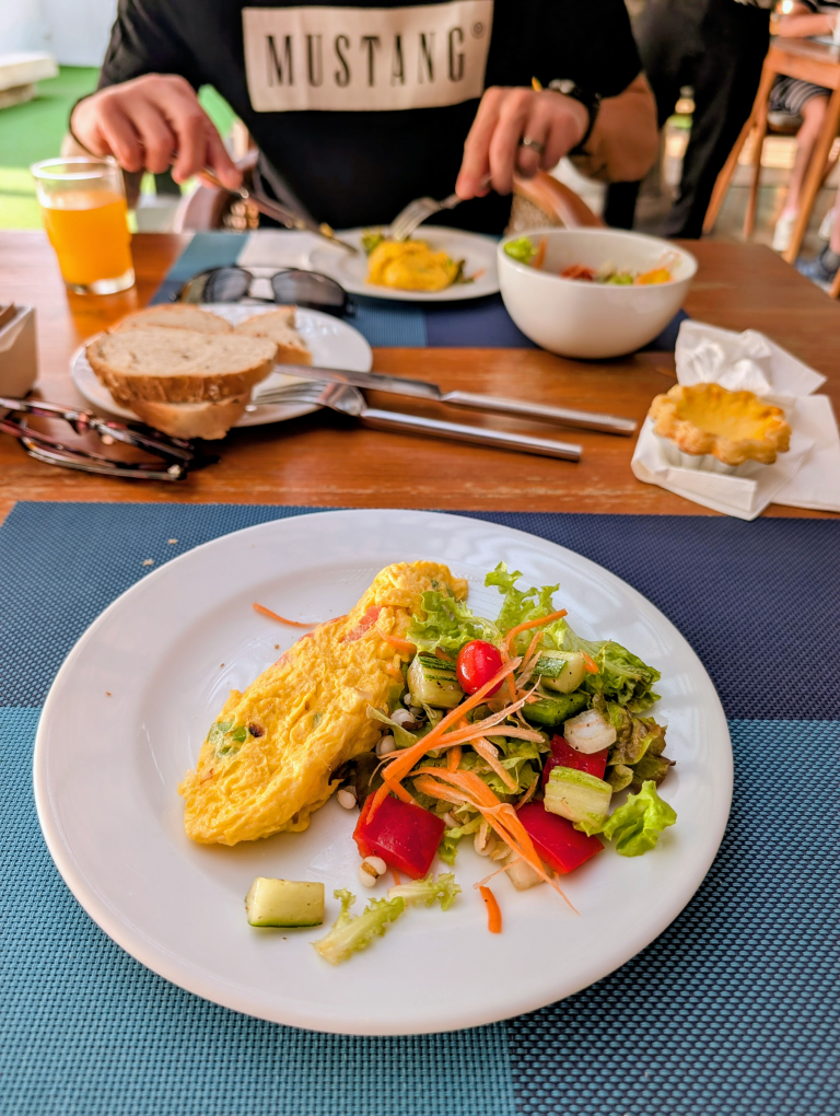 Frühstücksmahlzeit mit Omelette und Gemüse