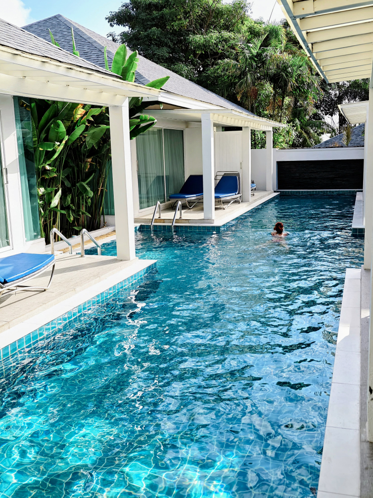 Karin schwimmt im private Pool