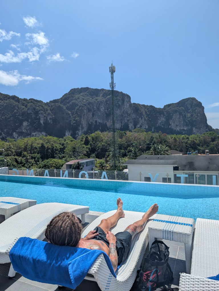 Blick vom Rooftop auf die umliegende Landschaft mit Wälder und Felsen.