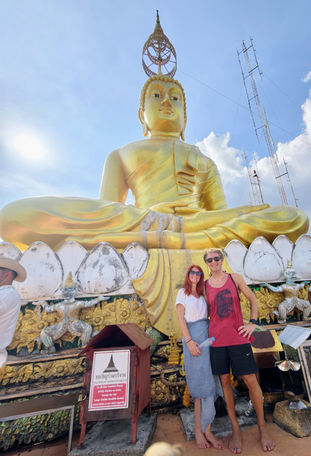 Karin und Seppi vor der riesigen, goldenen Buddha Statue