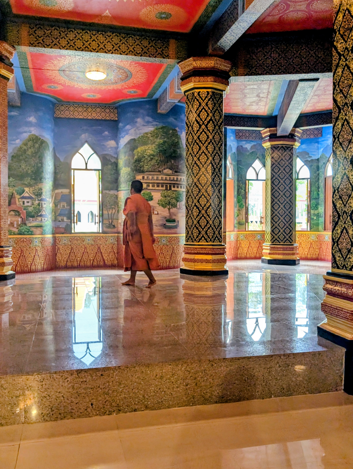 Buddhistischer Mönch im Inneren des Tempels