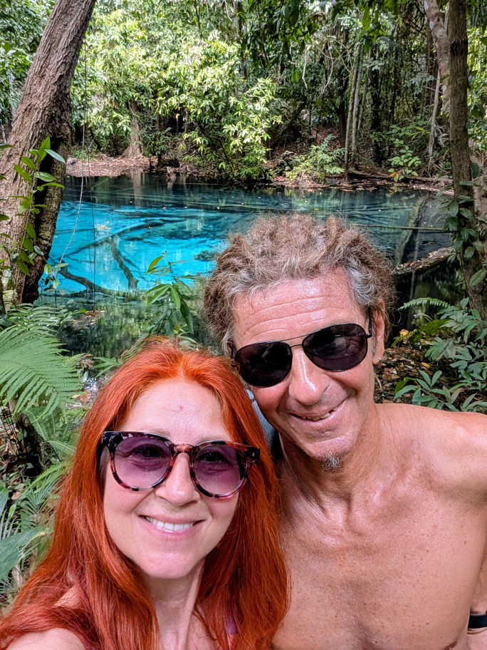 Karin und Seppi, im Hintergrund azurblauer Teich im Dschungel