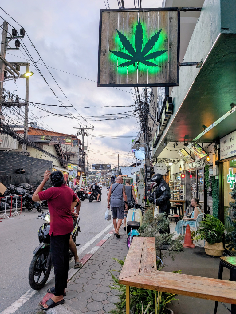 Blick in die Hauptstraße mit Cannabis Shop